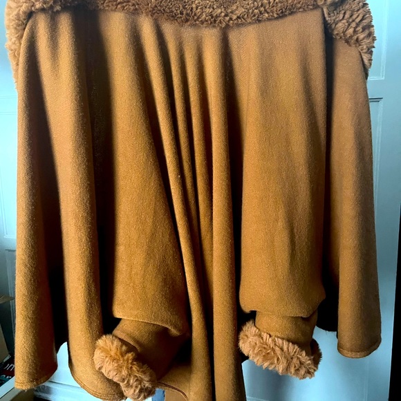 Brown teddy cape - Picture 2 of 7